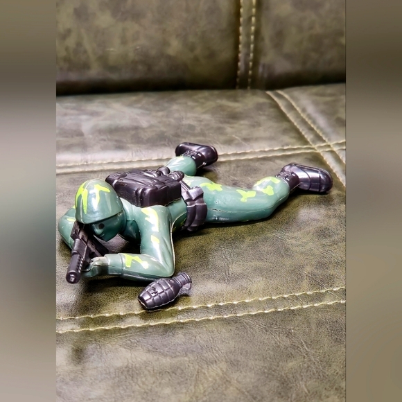 SCHYLLING ,NORTH ANDOVER MA. WIND UP MOVABLE, CRAWLING ARMY MAN WITH GRENADE. - Picture 1 of 8